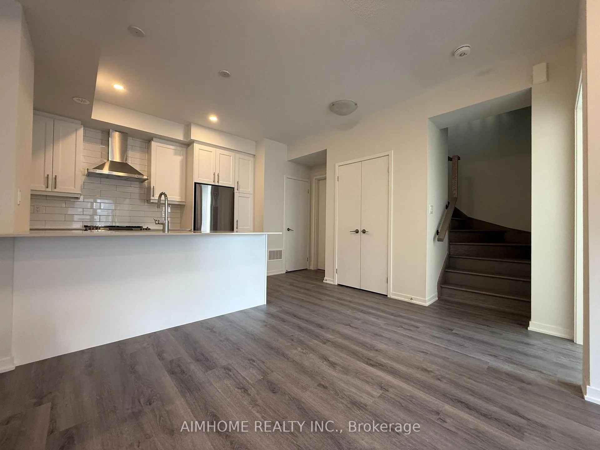 Photo 4 of Unit TH218, 131 Honeycrisp Crescent, Vaughan, Vaughan Corporate Centre — HOMEH