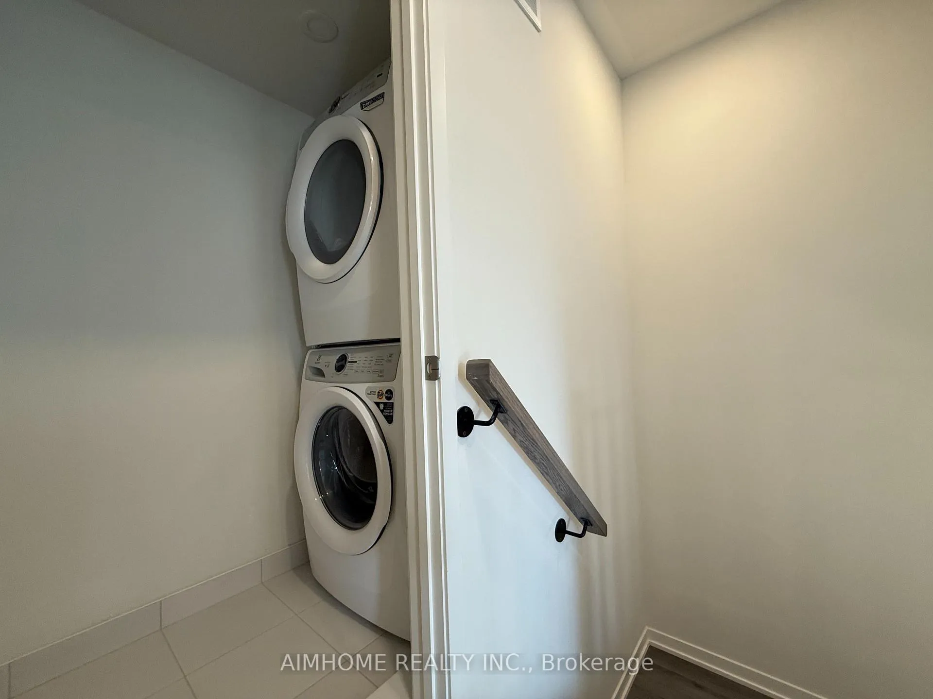 Photo 9 of Unit TH218, 131 Honeycrisp Crescent, Vaughan, Vaughan Corporate Centre — HOMEH