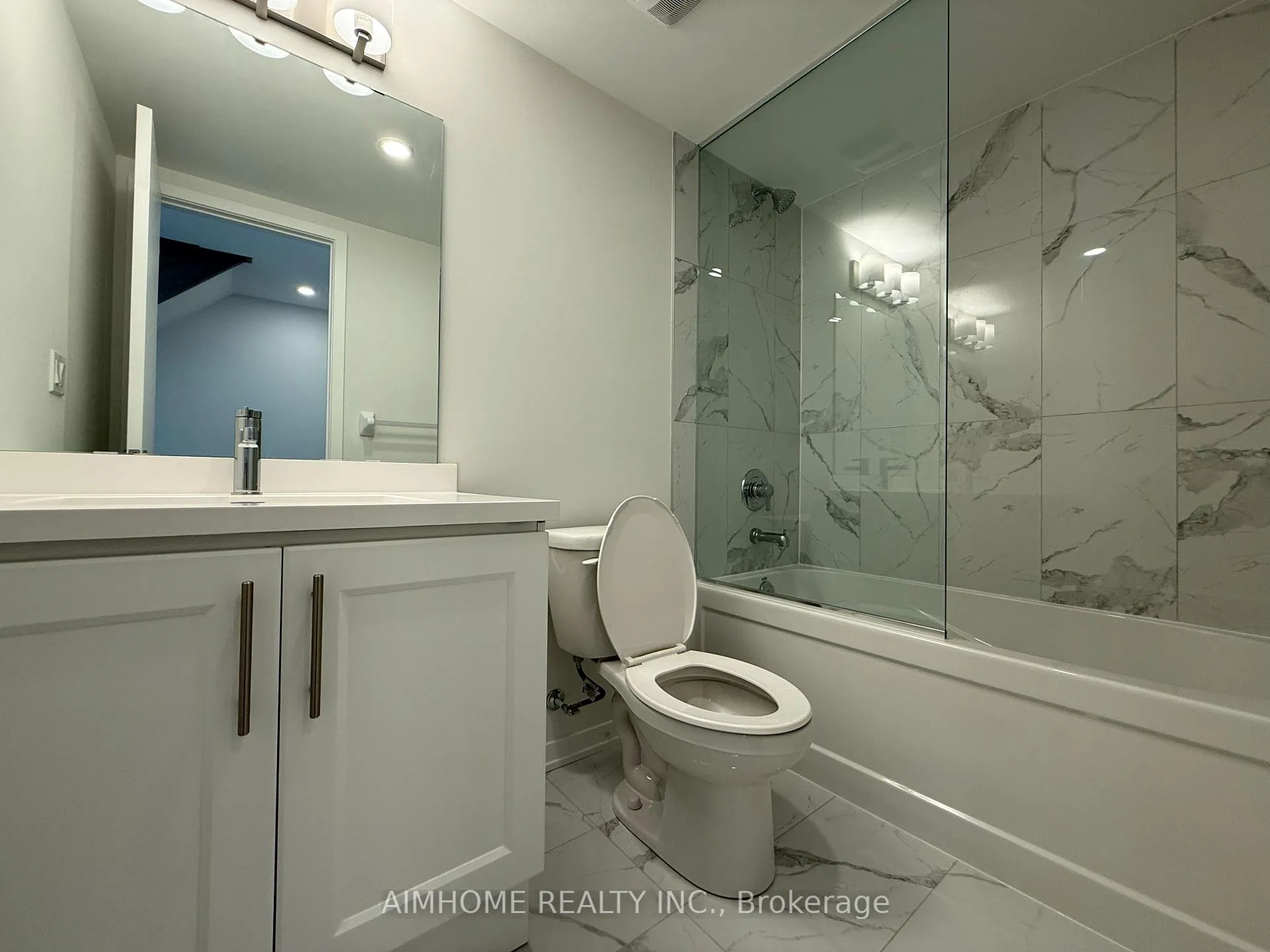 Photo 11 of Unit TH218, 131 Honeycrisp Crescent, Vaughan, Vaughan Corporate Centre — HOMEH