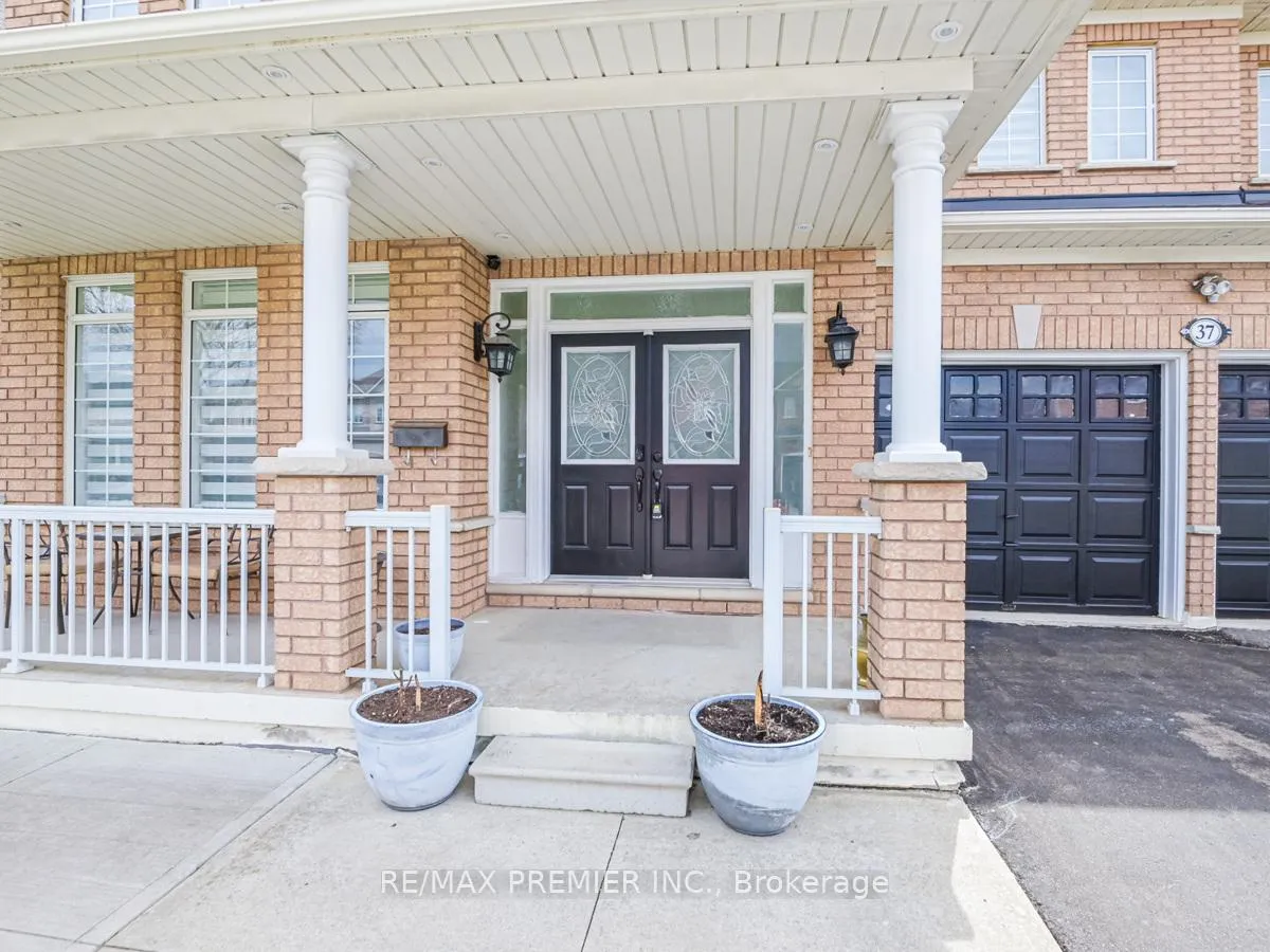 Photo 2 of 37 Colombo Crescent, Vaughan, Maple — HOMEH