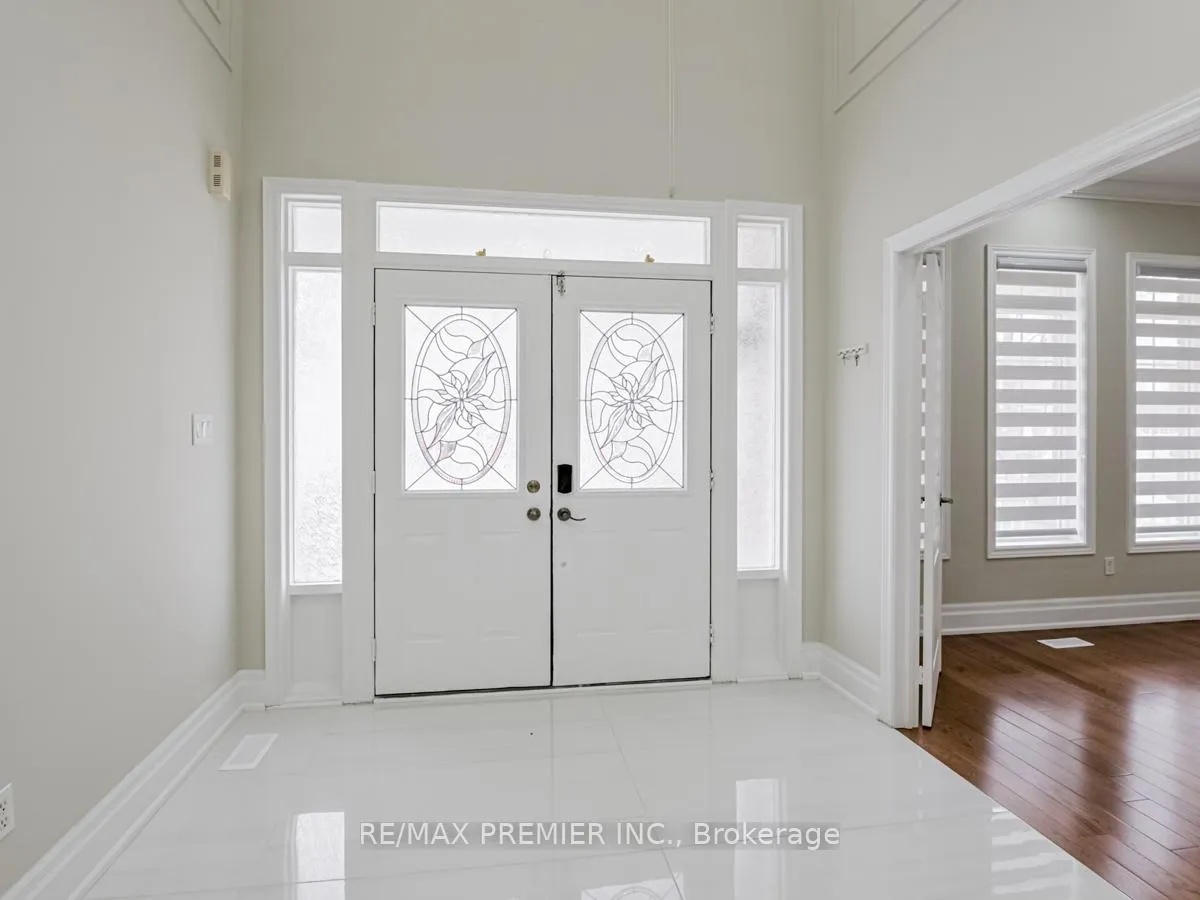 Photo 3 of 37 Colombo Crescent, Vaughan, Maple — HOMEH