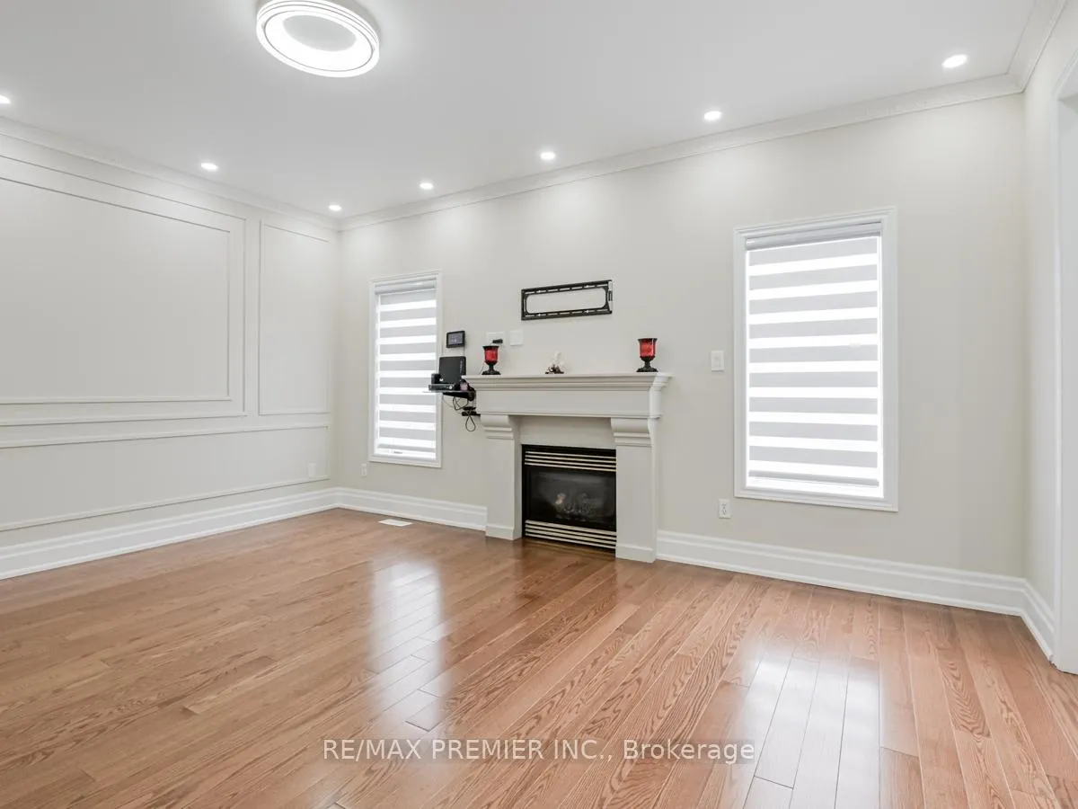 Photo 9 of 37 Colombo Crescent, Vaughan, Maple — HOMEH