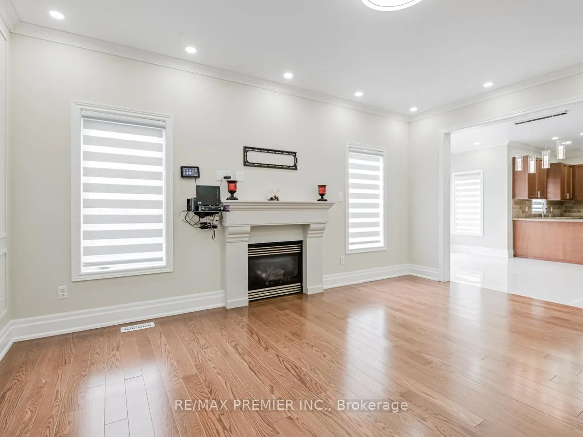 Photo 11 of 37 Colombo Crescent, Vaughan, Maple — HOMEH