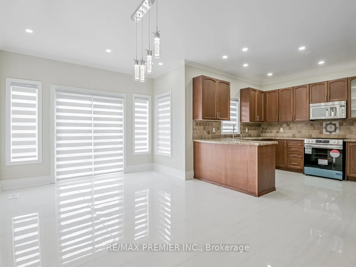 Photo 12 of 37 Colombo Crescent, Vaughan, Maple — HOMEH