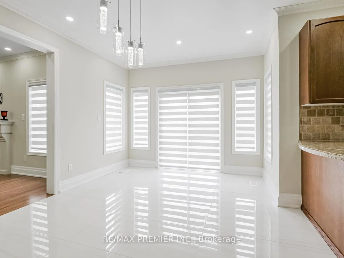 Photo 13 of 37 Colombo Crescent, Vaughan, Maple — HOMEH