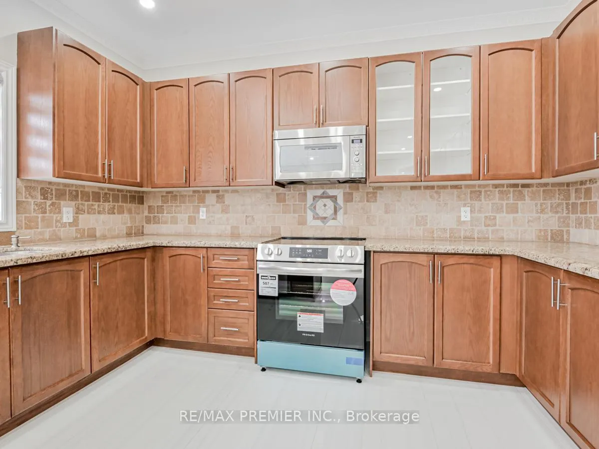 Photo 15 of 37 Colombo Crescent, Vaughan, Maple — HOMEH