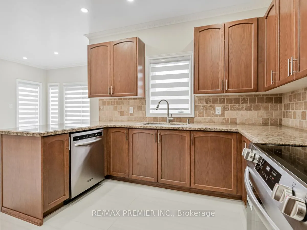 Photo 16 of 37 Colombo Crescent, Vaughan, Maple — HOMEH