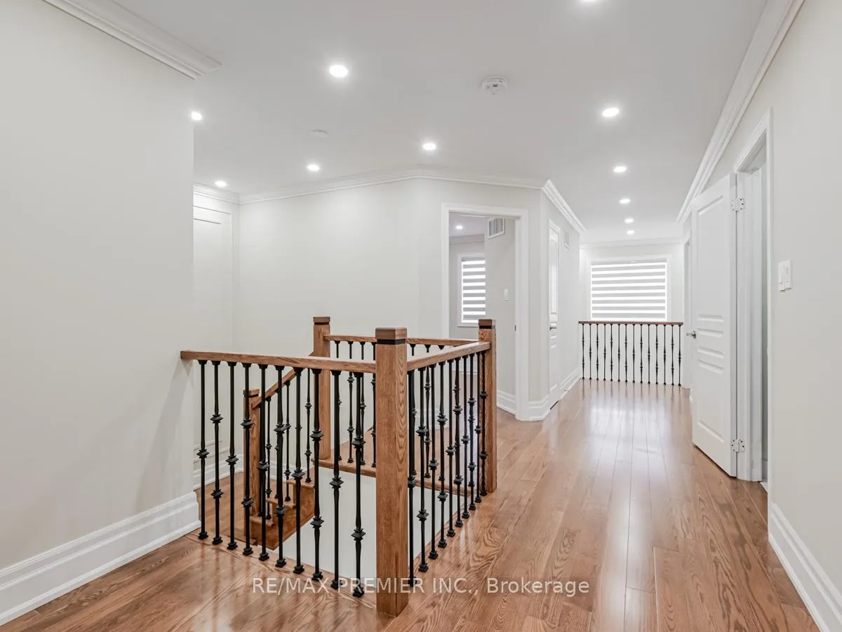 Photo 19 of 37 Colombo Crescent, Vaughan, Maple — HOMEH