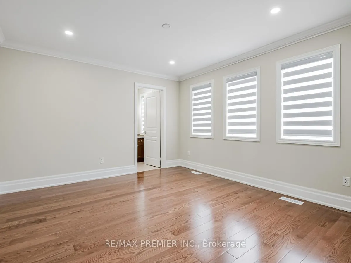 Photo 29 of 37 Colombo Crescent, Vaughan, Maple — HOMEH