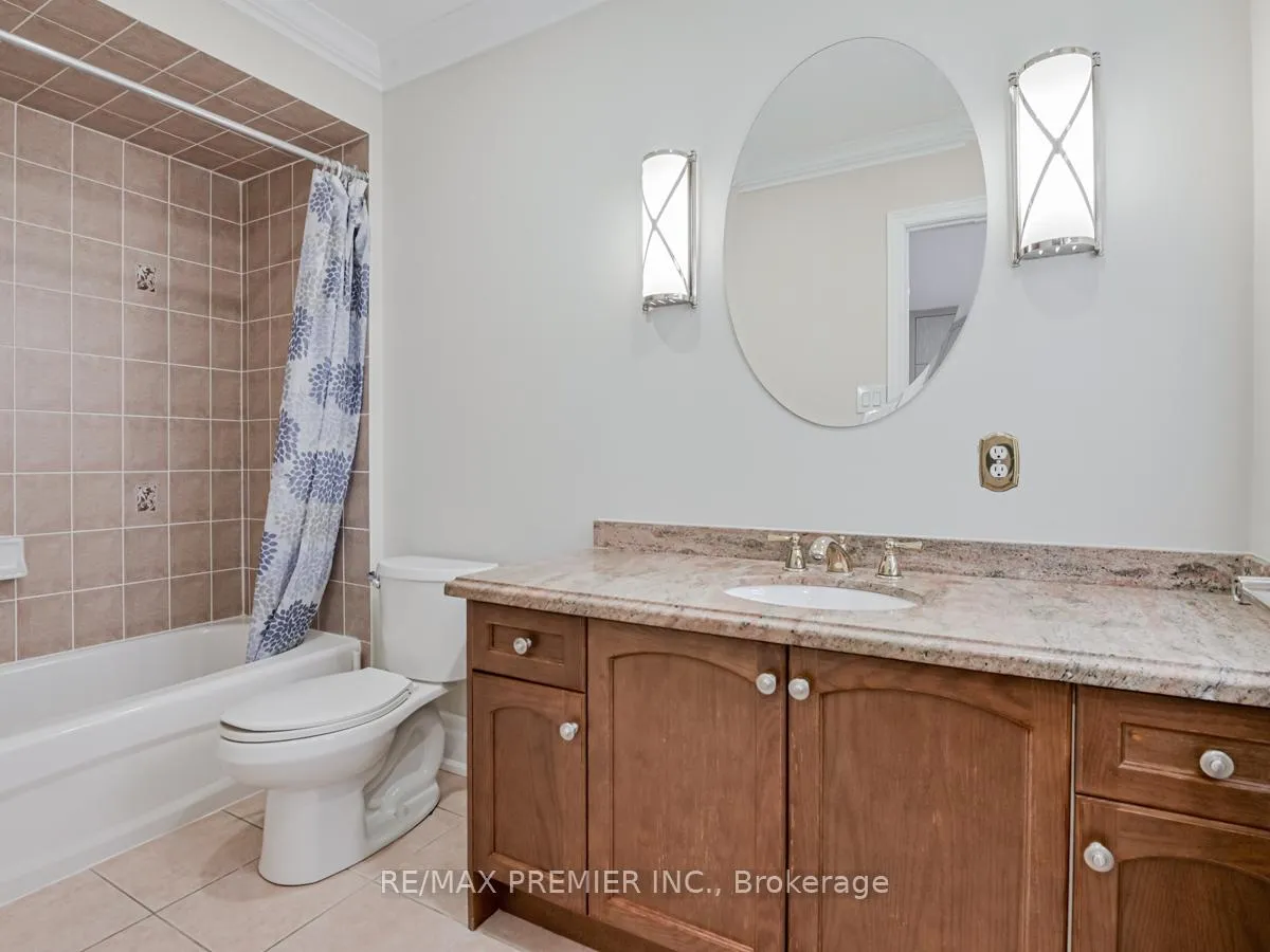 Photo 30 of 37 Colombo Crescent, Vaughan, Maple — HOMEH