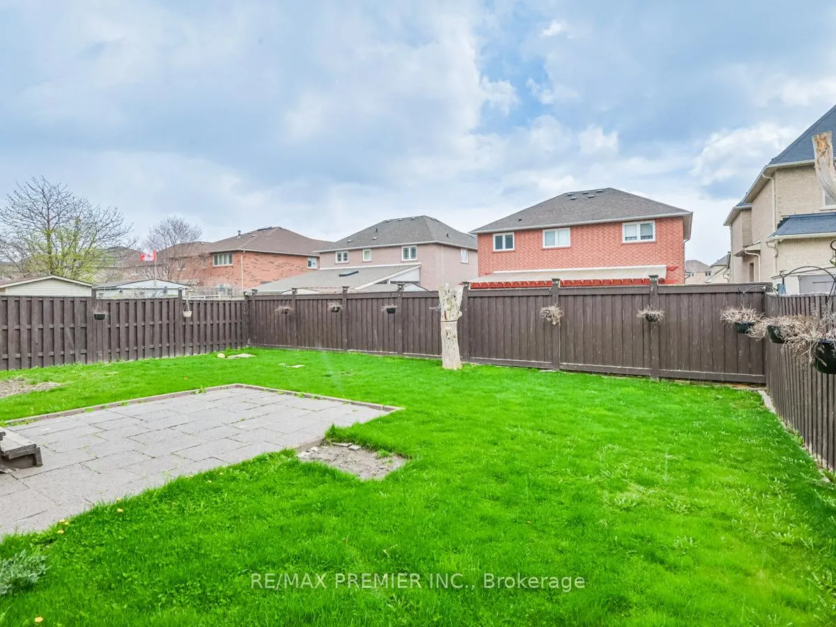 Photo 31 of 37 Colombo Crescent, Vaughan, Maple — HOMEH