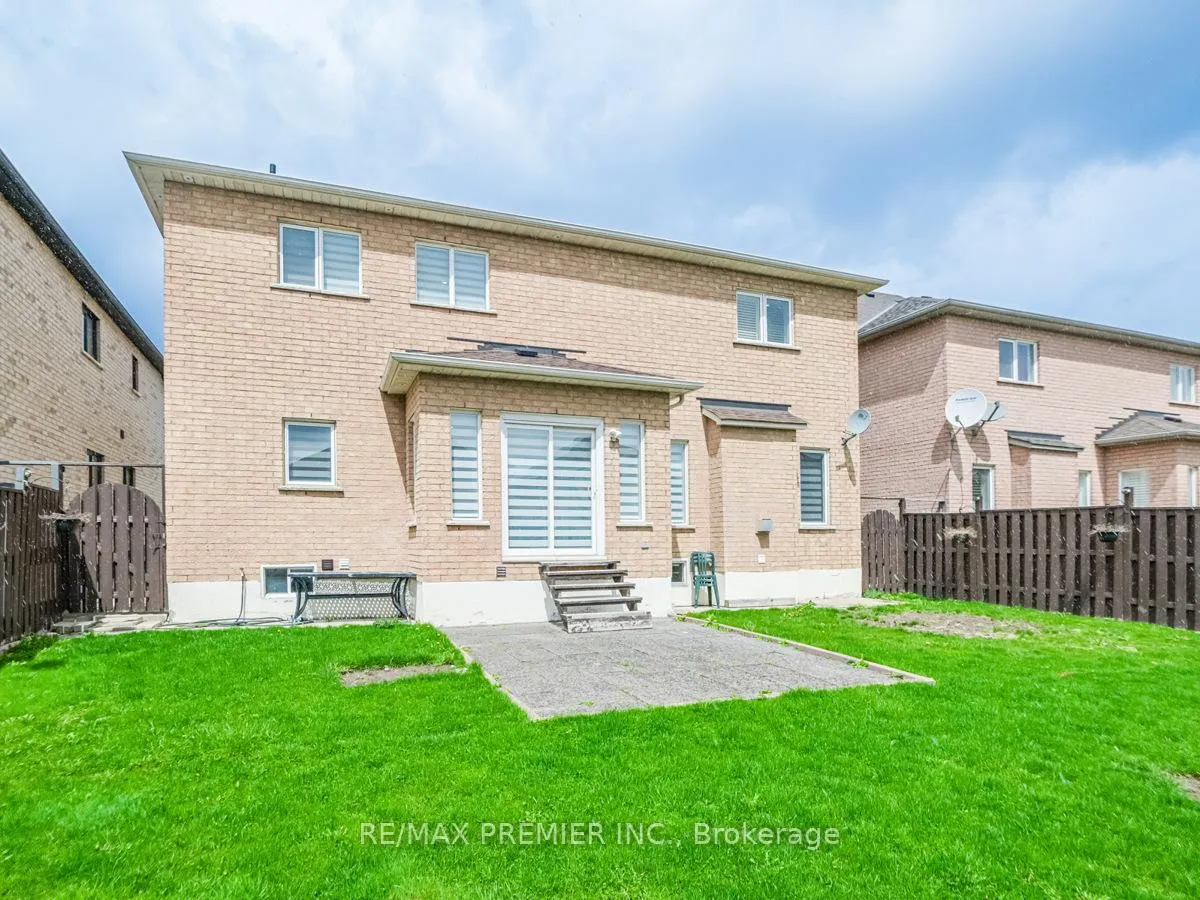 Photo 32 of 37 Colombo Crescent, Vaughan, Maple — HOMEH