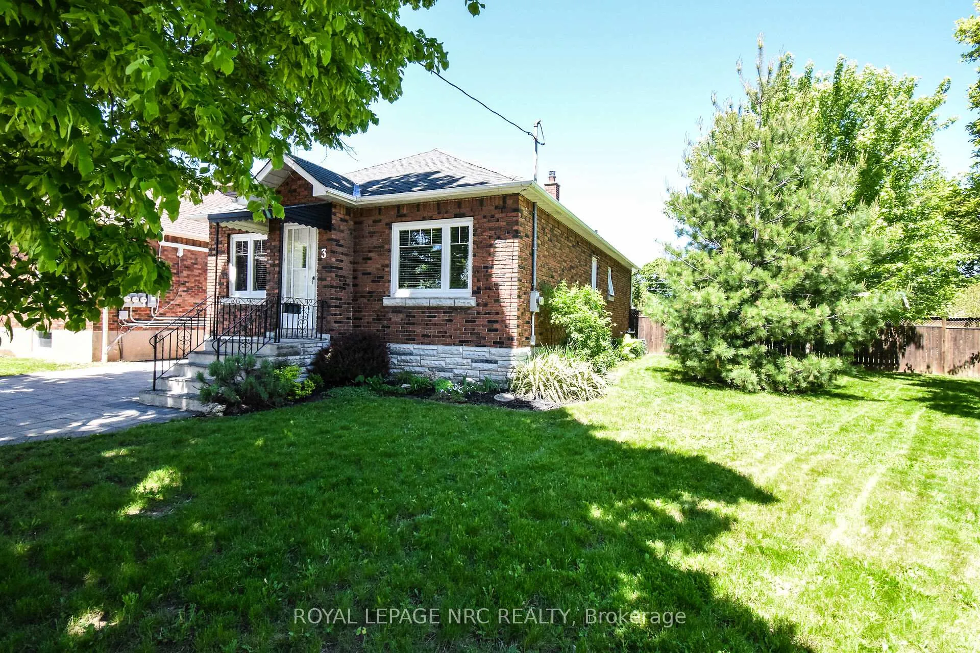 Photo 2 of 3 Kingsway Crescent, St. Catharines, Fairview — HOMEH