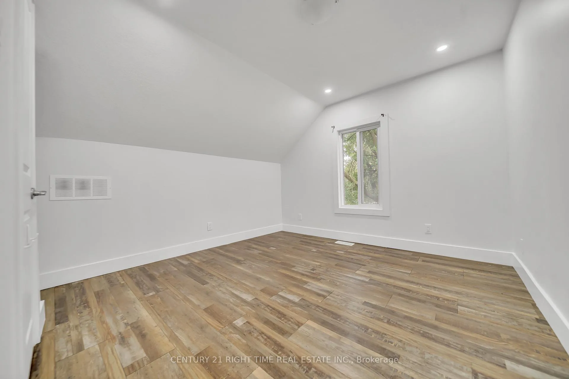 Photo 17 of 324 Victoria Street S, Kitchener — HOMEH