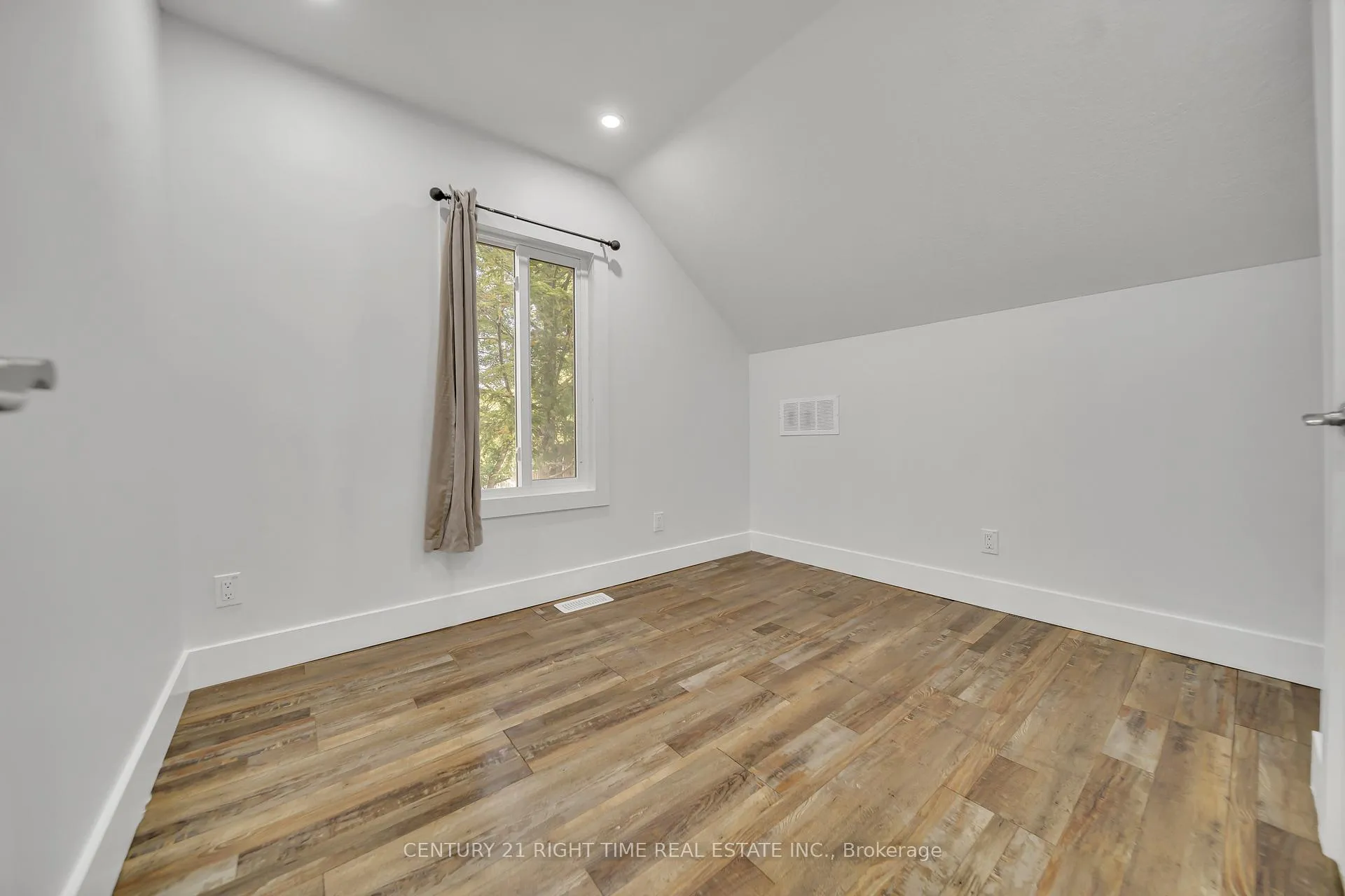 Photo 19 of 324 Victoria Street S, Kitchener — HOMEH
