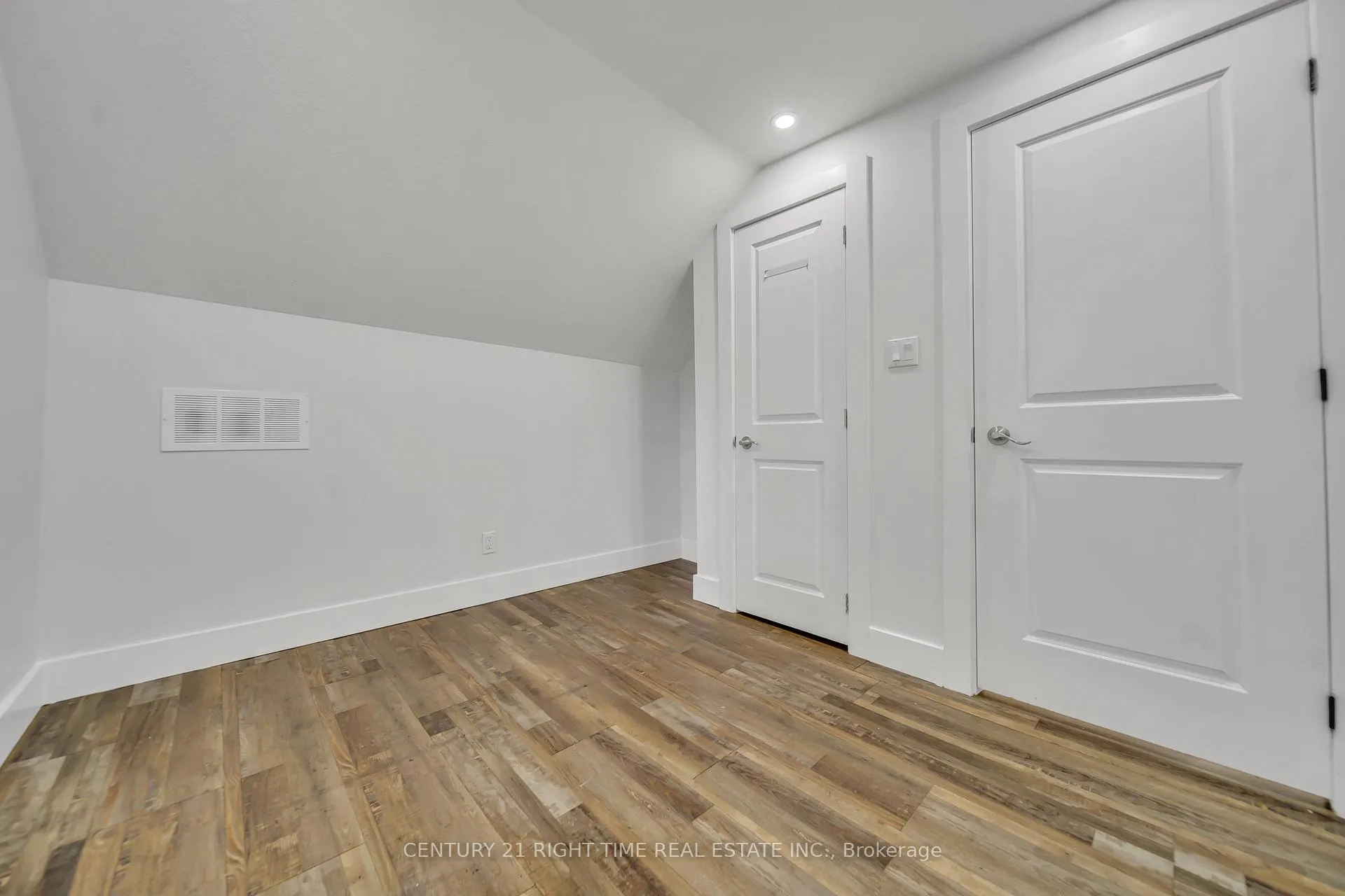 Photo 20 of 324 Victoria Street S, Kitchener — HOMEH