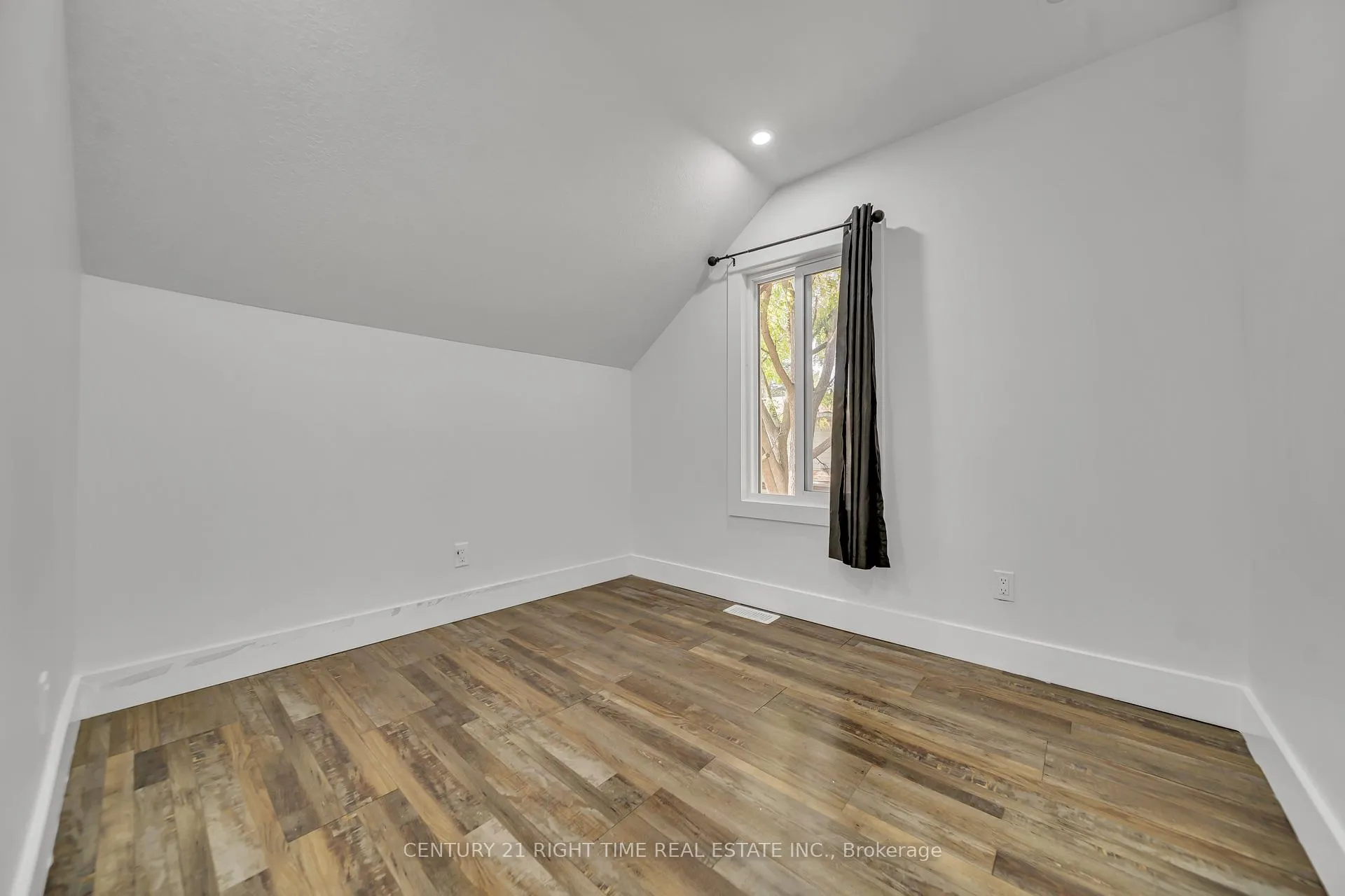 Photo 21 of 324 Victoria Street S, Kitchener — HOMEH