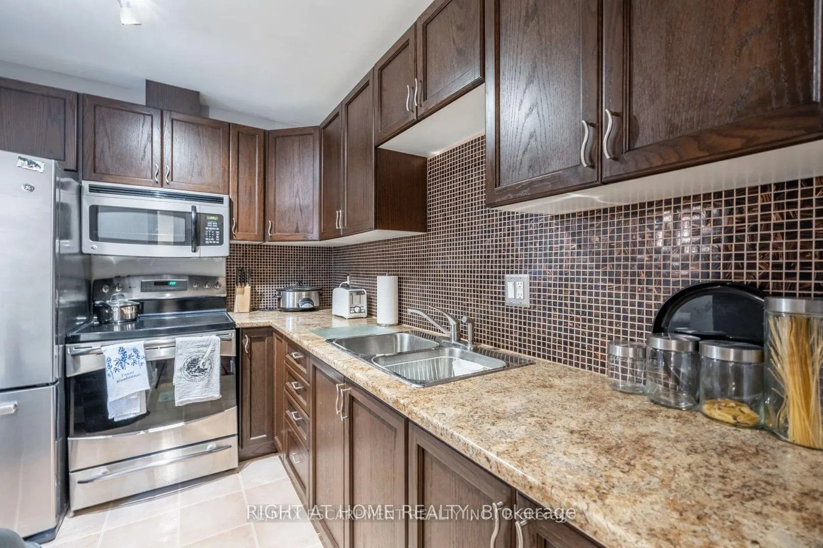 Photo 4 of Unit 46, 33 Rochelle Avenue, Hamilton, Quinndale — HOMEH
