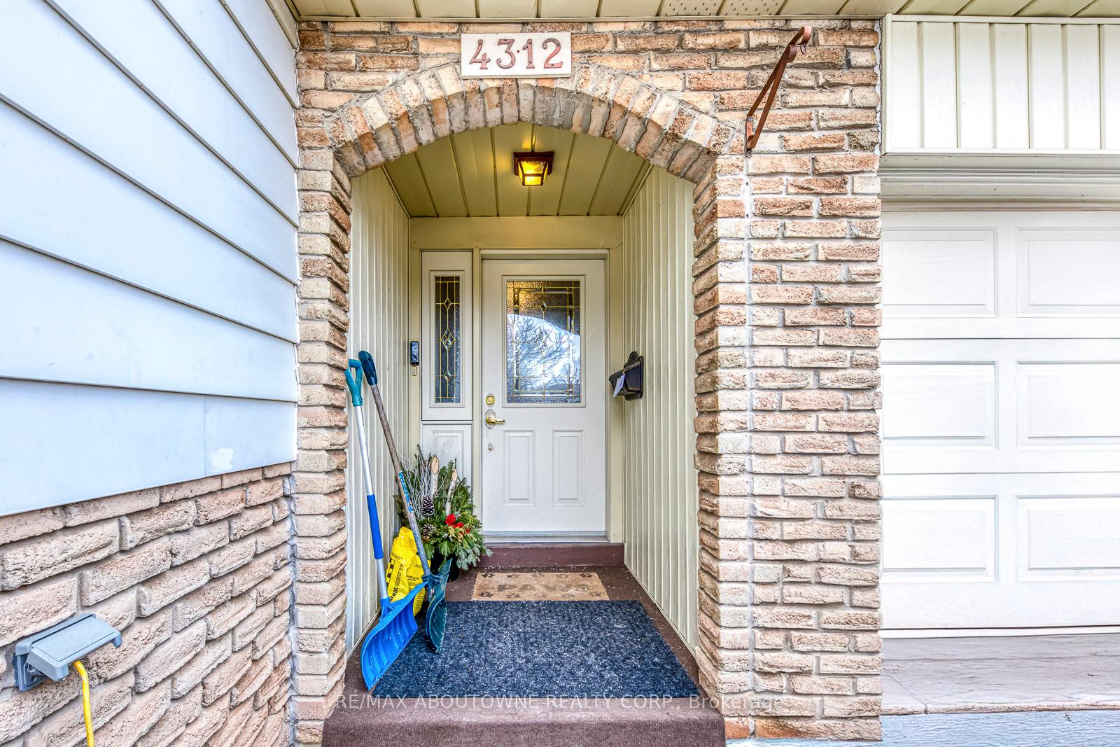 Photo 2 of 4312 Longmoor Drive, Burlington, Shoreacres — HOMEH