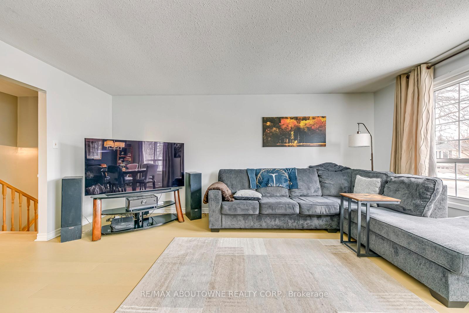 Photo 6 of 4312 Longmoor Drive, Burlington, Shoreacres — HOMEH