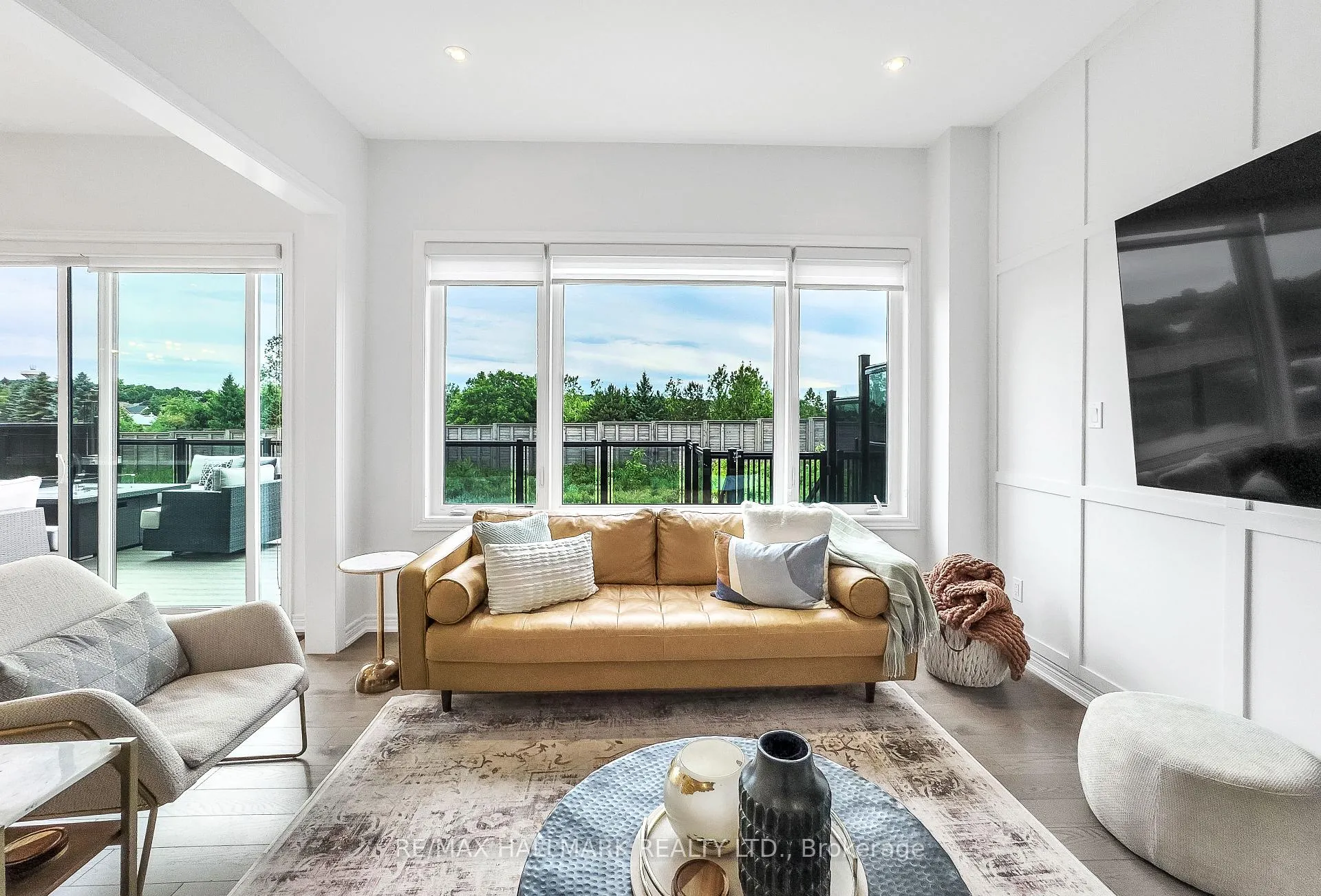 Photo 6 of 84 Pine Hill Crescent, Aurora, Aurora Estates — HOMEH