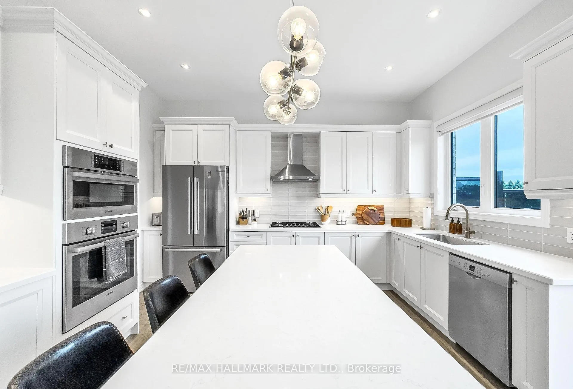 Photo 9 of 84 Pine Hill Crescent, Aurora, Aurora Estates — HOMEH