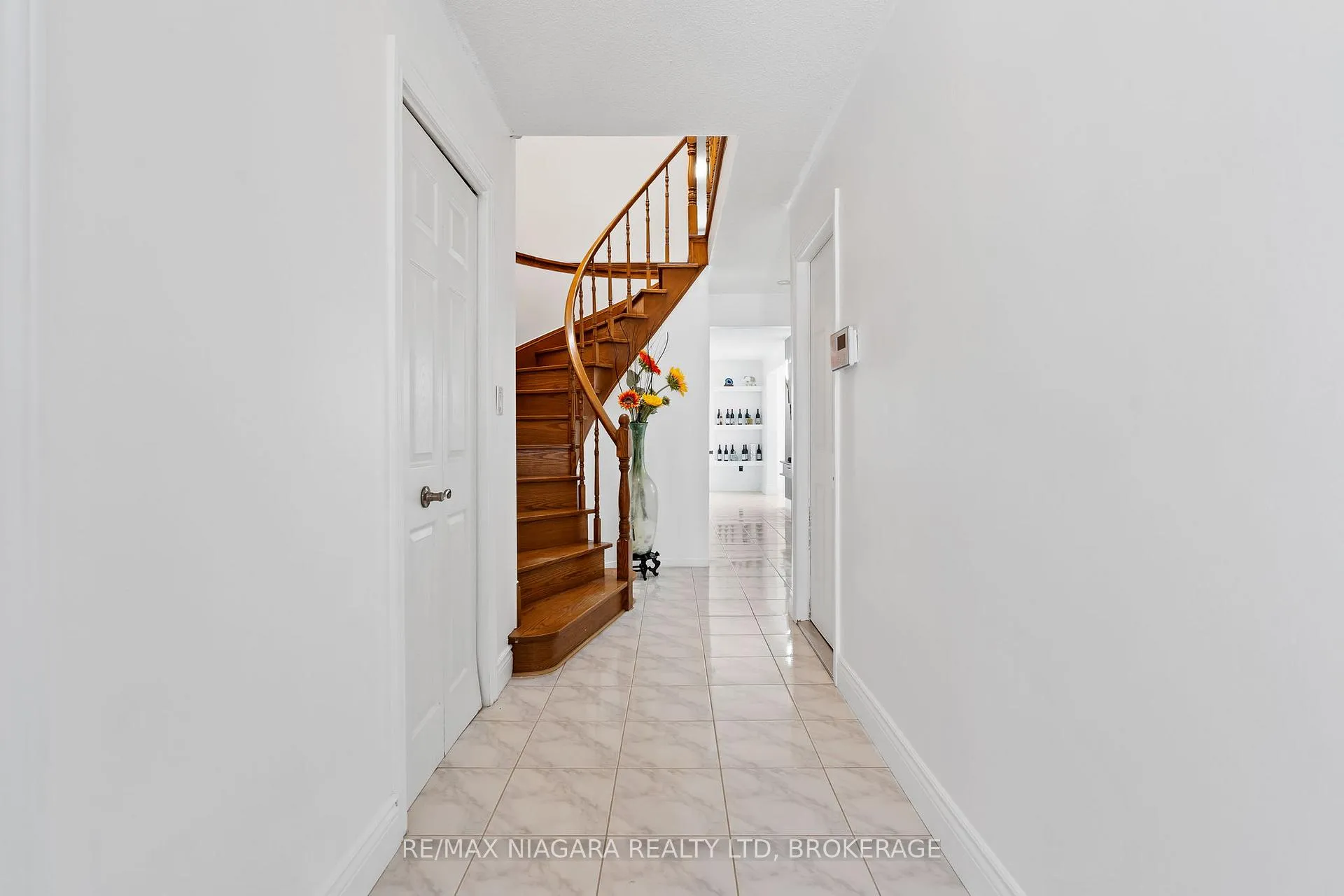 Photo 3 of 54 Culligan Crescent, Thorold, Confederation Heights — HOMEH