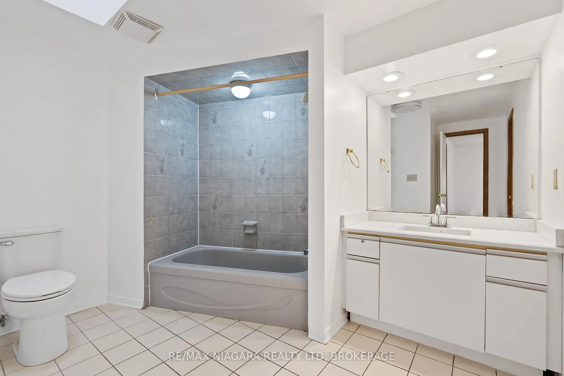 Photo 21 of 54 Culligan Crescent, Thorold, Confederation Heights — HOMEH