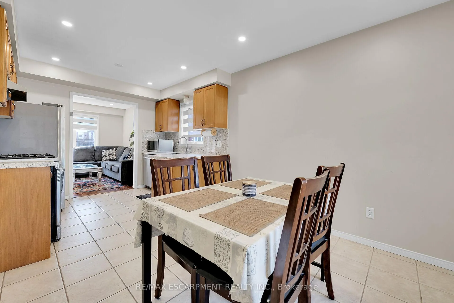 Photo 5 of 4 Spartan Court, Hamilton, Stoney Creek — HOMEH