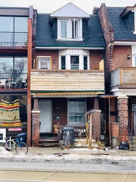 Front of 1393 Dundas Street W