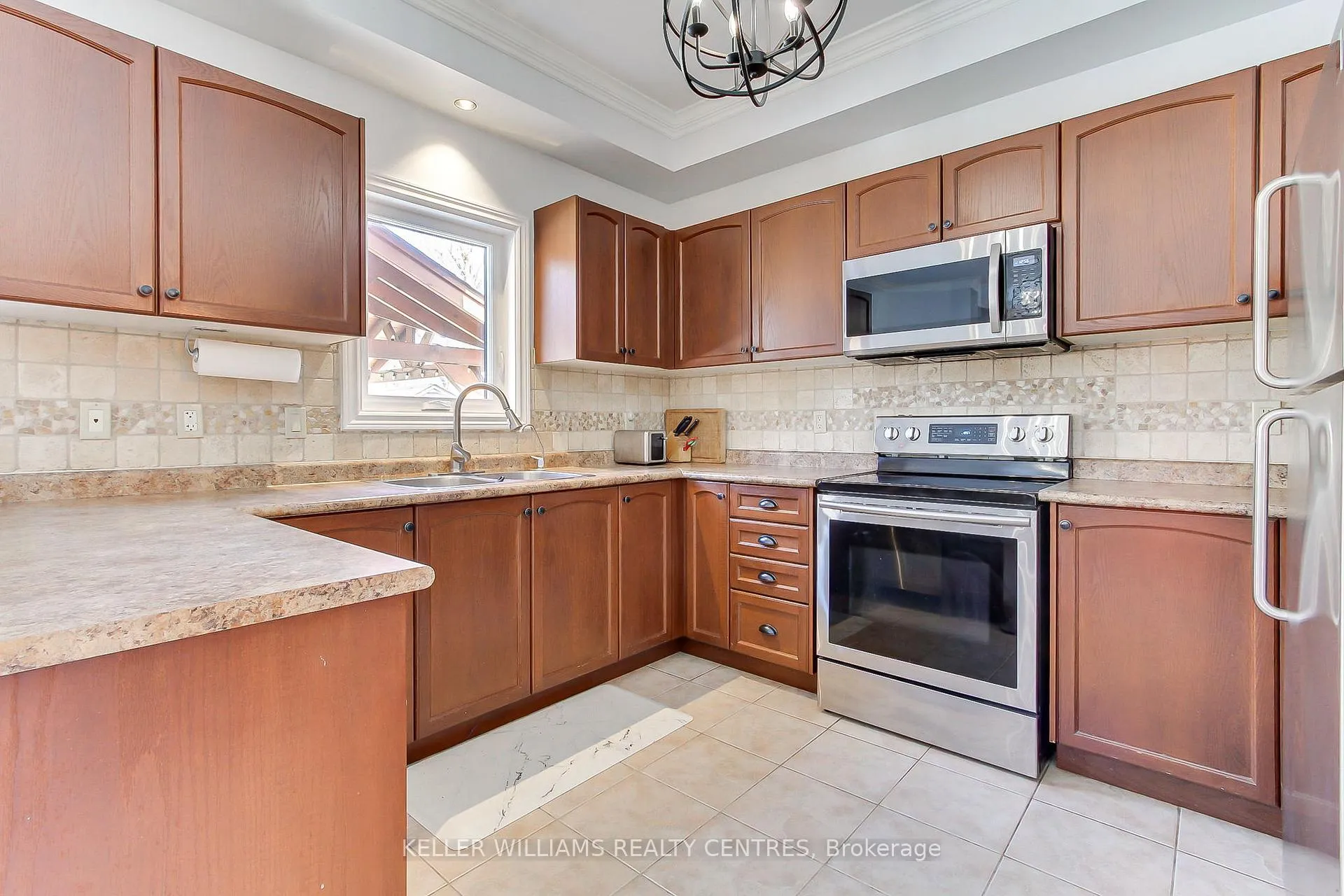 Photo 7 of 18 Oakside Court, Barrie, Ardagh — HOMEH