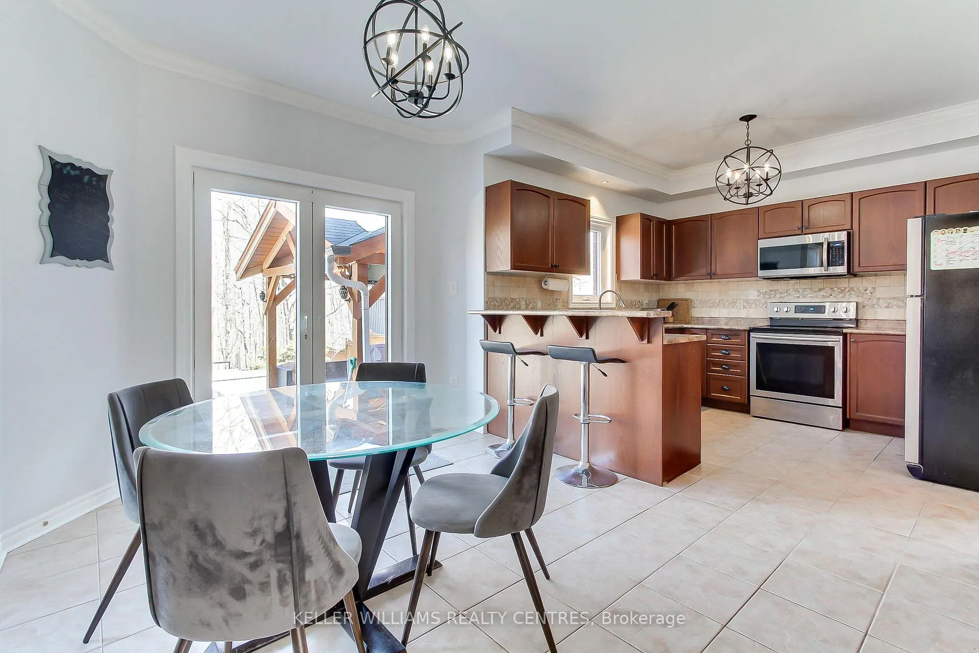 Photo 9 of 18 Oakside Court, Barrie, Ardagh — HOMEH