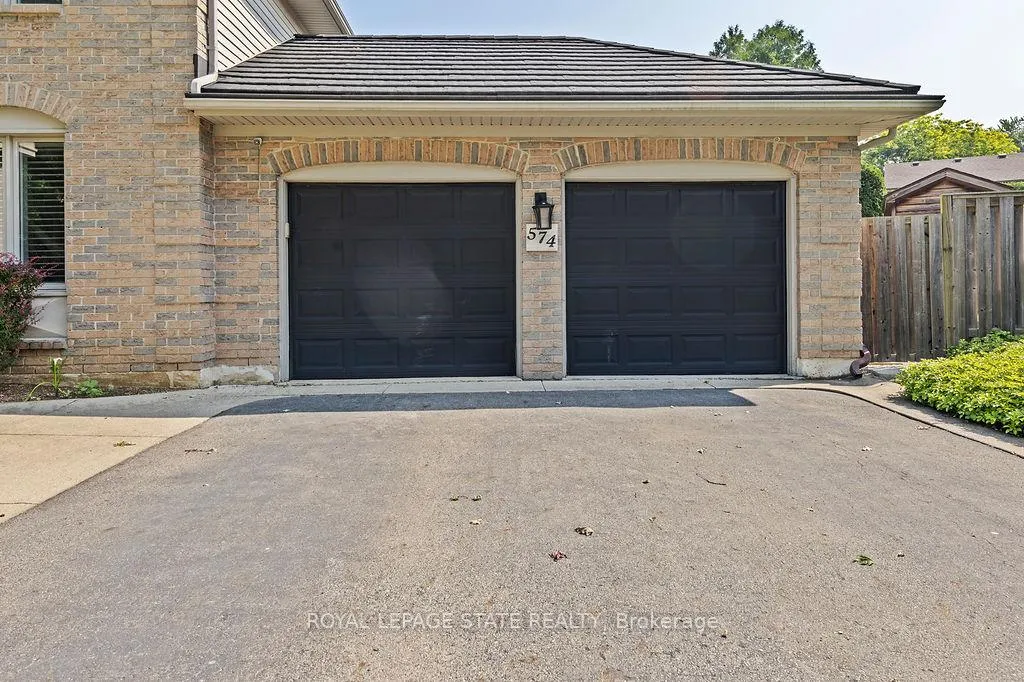 Photo 2 of 574 Tomahawk Crescent, Hamilton, Ancaster — HOMEH