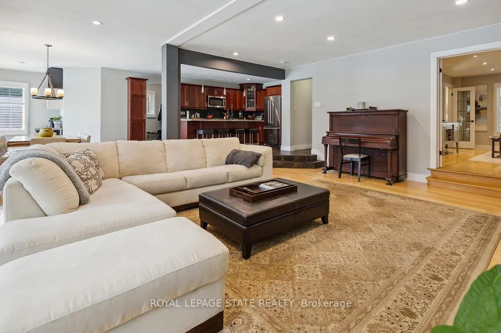 Photo 13 of 574 Tomahawk Crescent, Hamilton, Ancaster — HOMEH