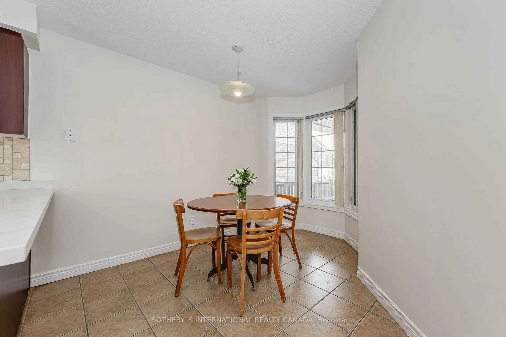 Photo 10 of 218 Doon Mills Drive, Kitchener — HOMEH