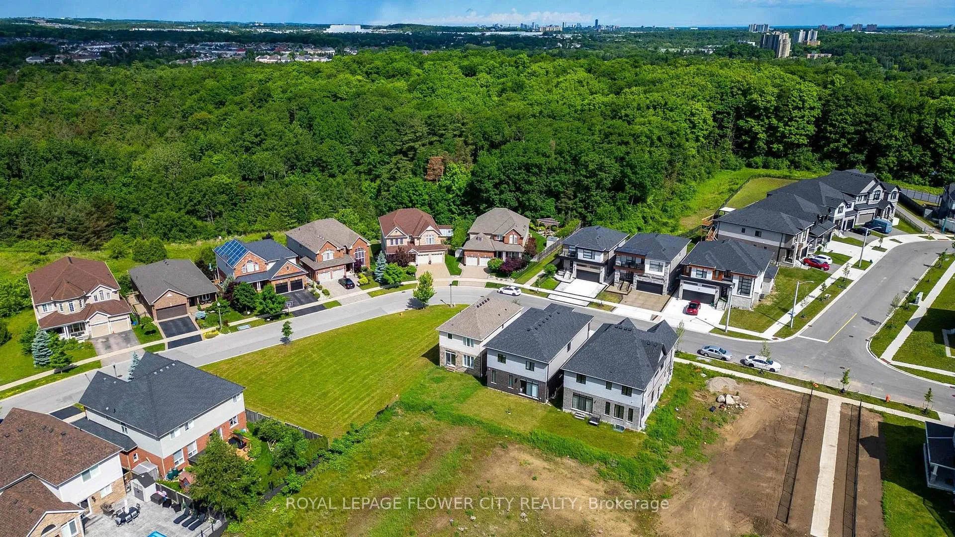 Photo 32 of 52 Monarch woods Drive W, Kitchener, Pioneer Park/Doon/Wyldwoods — HOMEH