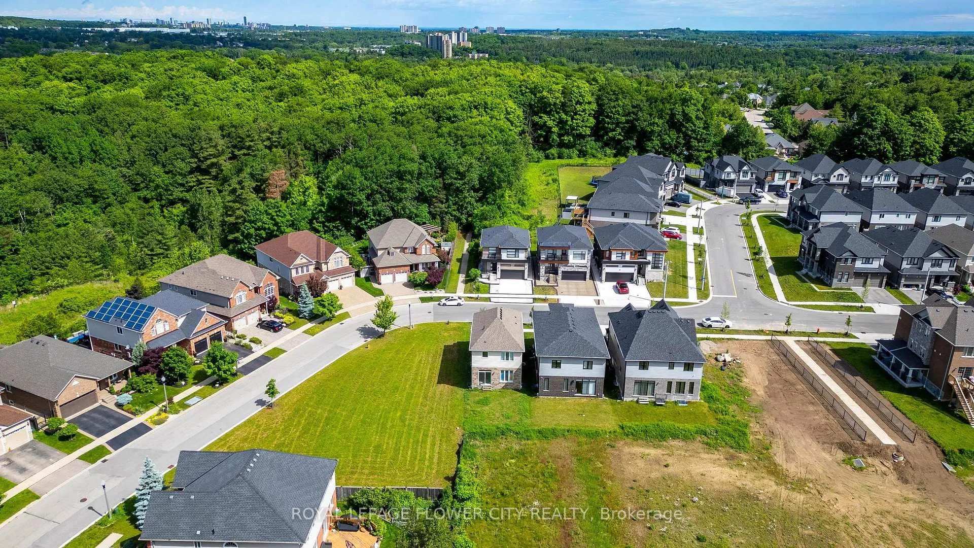 Photo 33 of 52 Monarch woods Drive W, Kitchener, Pioneer Park/Doon/Wyldwoods — HOMEH