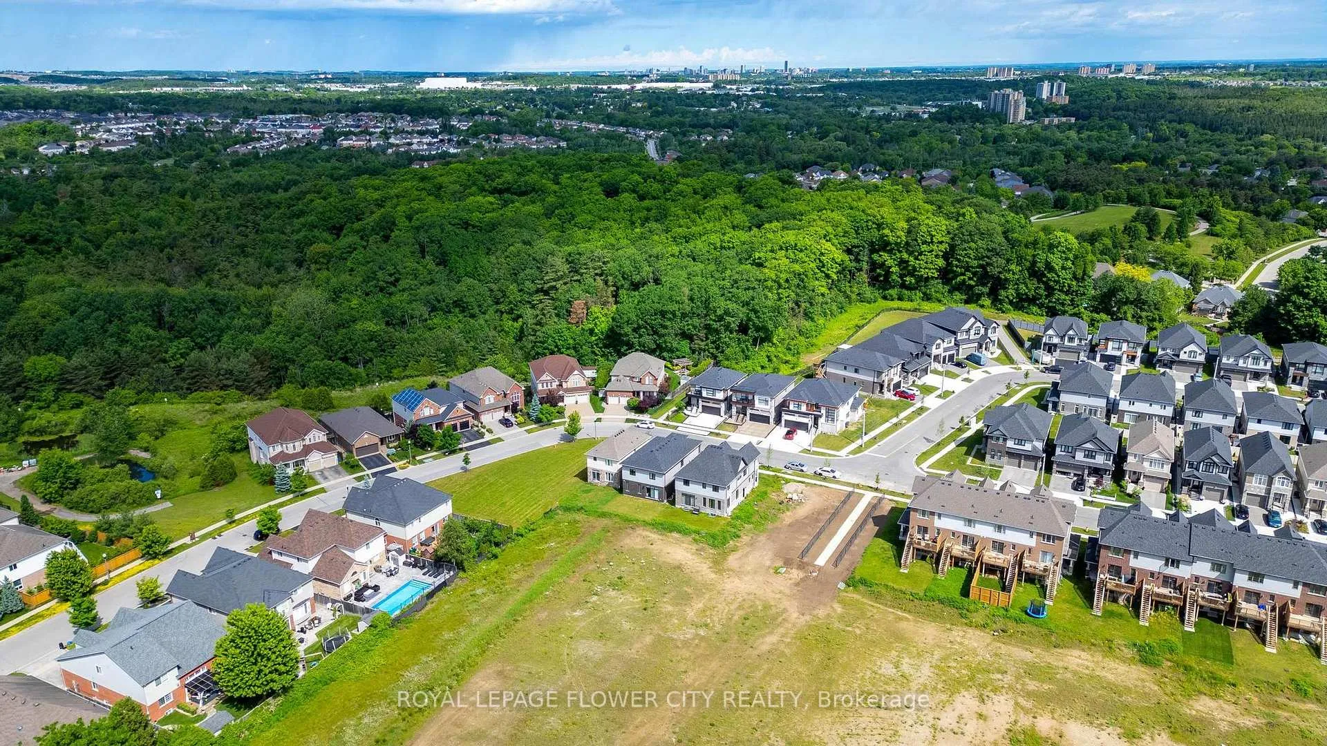 Photo 35 of 52 Monarch woods Drive W, Kitchener, Pioneer Park/Doon/Wyldwoods — HOMEH