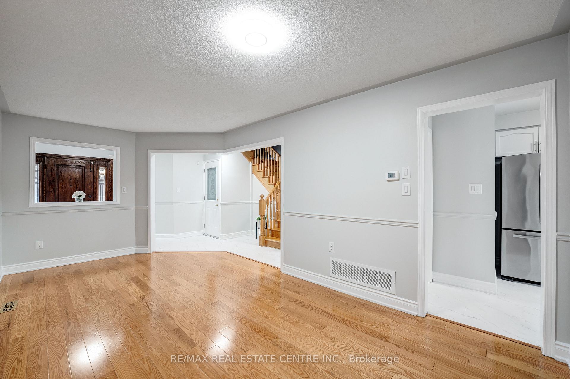 Photo 3 of 9 Amethyst Circle S, Brampton, Bram East — HOMEH
