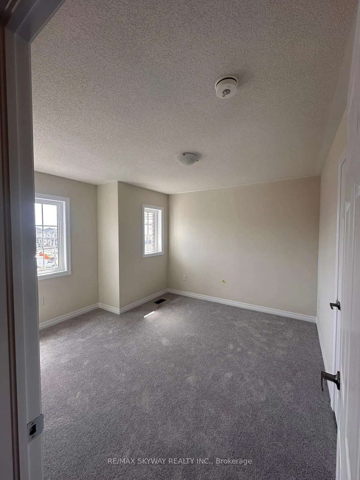 Photo 5 of 54 Belmont Drive, Clarington, Newcastle — HOMEH
