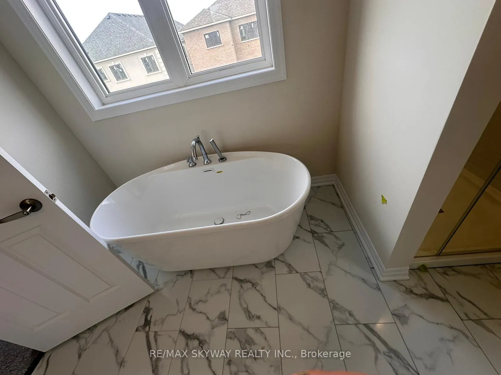 Photo 9 of 54 Belmont Drive, Clarington, Newcastle — HOMEH