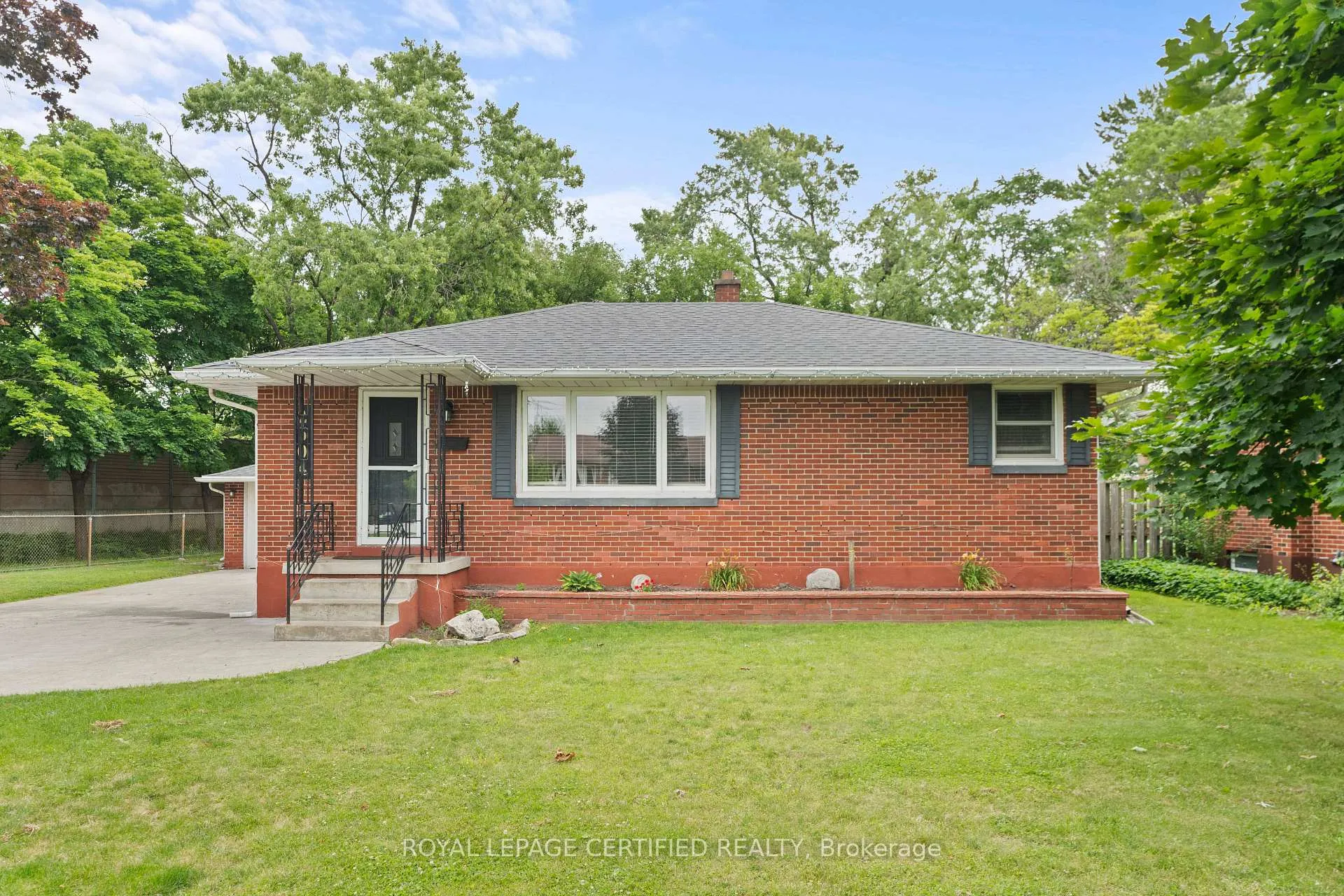 Photo 1 of 2504 Askin Avenue, Windsor — HOMEH
