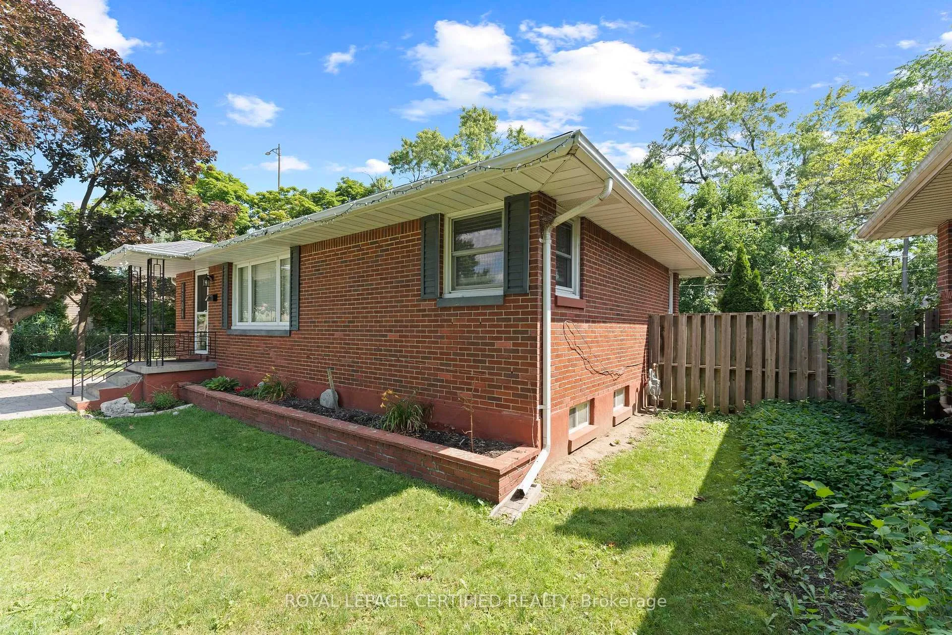 Photo 4 of 2504 Askin Avenue, Windsor — HOMEH