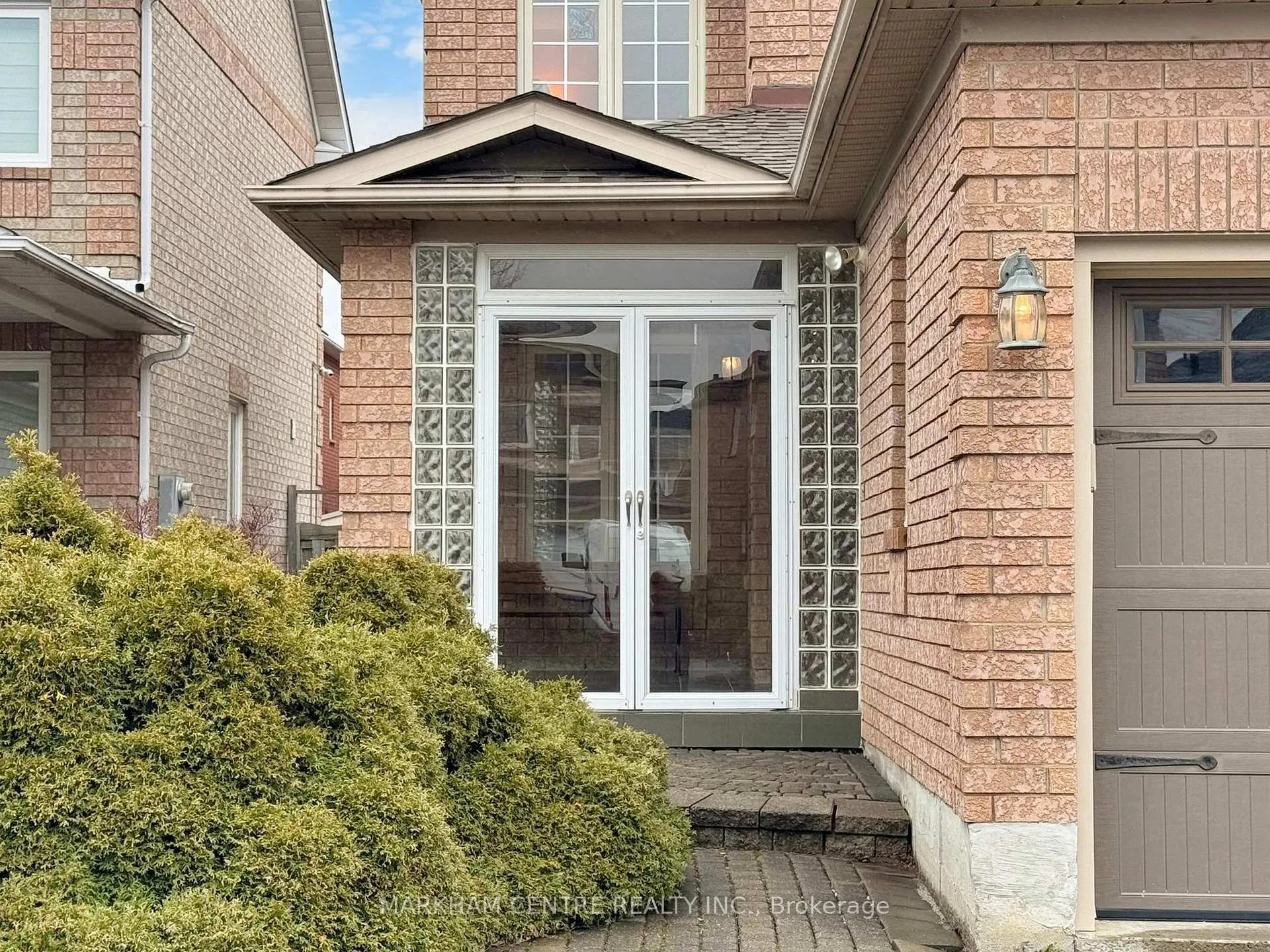 Photo 3 of 131 Roxbury Street, Markham, Rouge River Estates — HOMEH