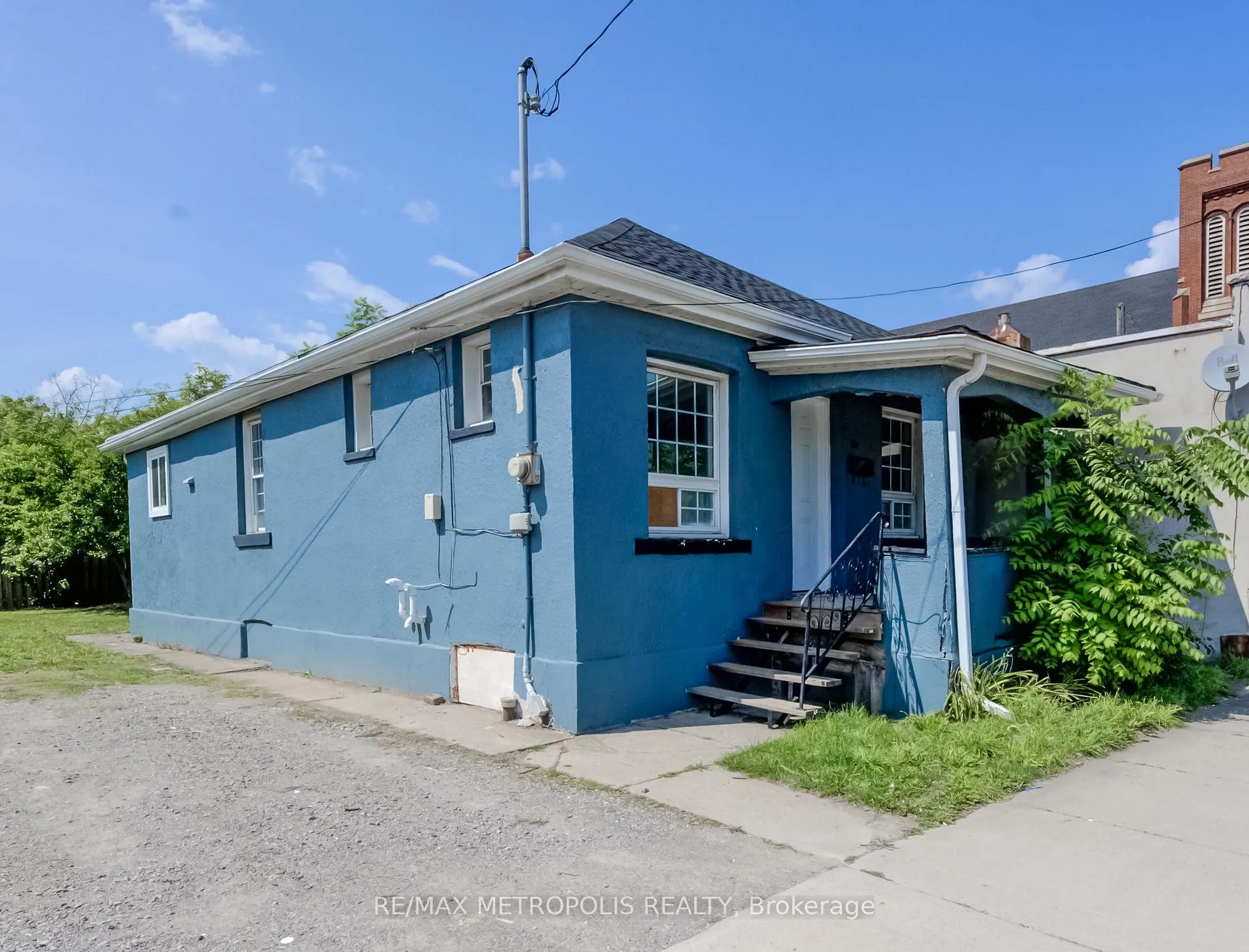 Front of 157 Kenilworth Avenue N