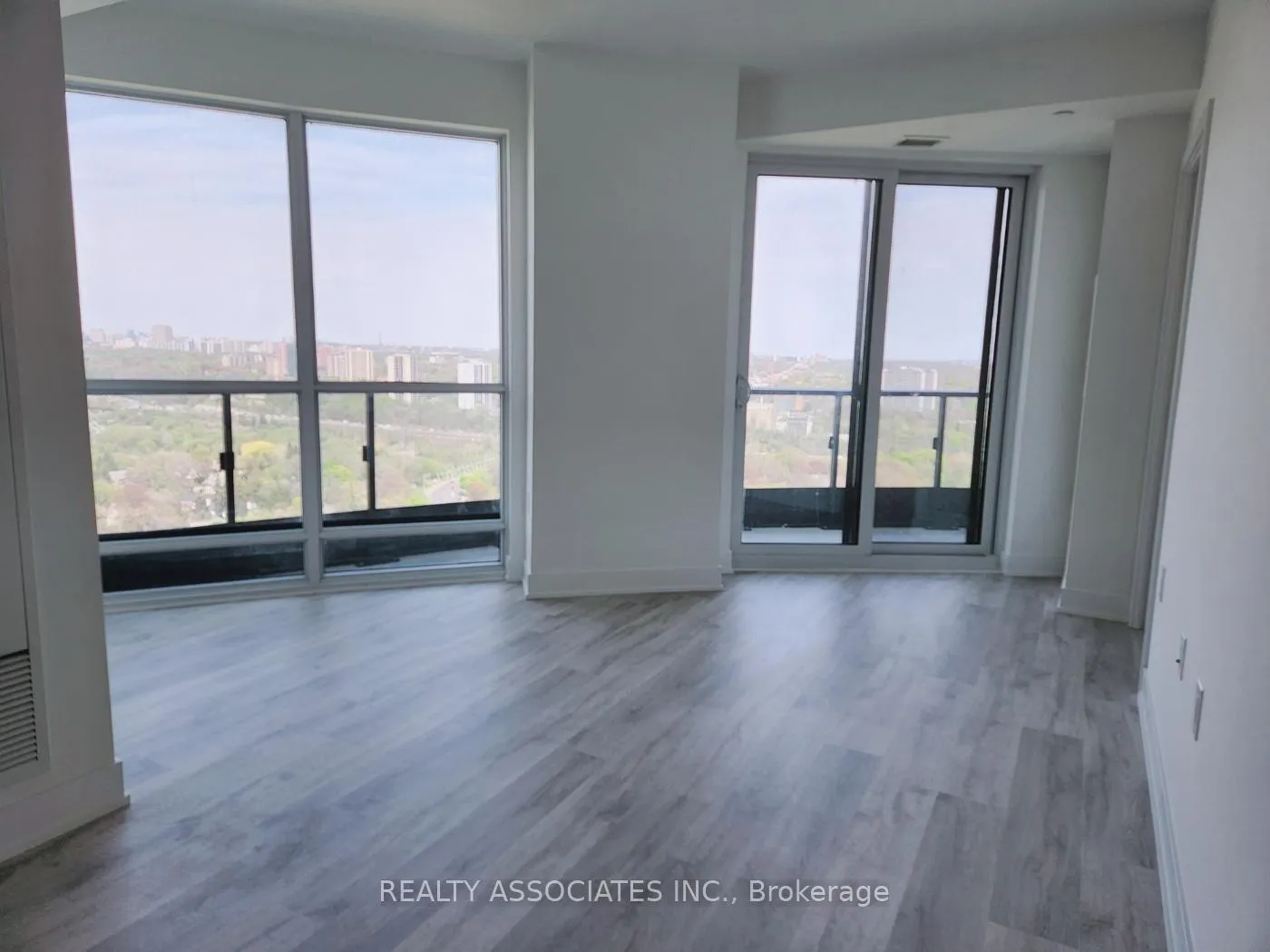 Photo 2 of Unit 2817, 585 Bloor E Street E, Toronto, North St. James Town — HOMEH