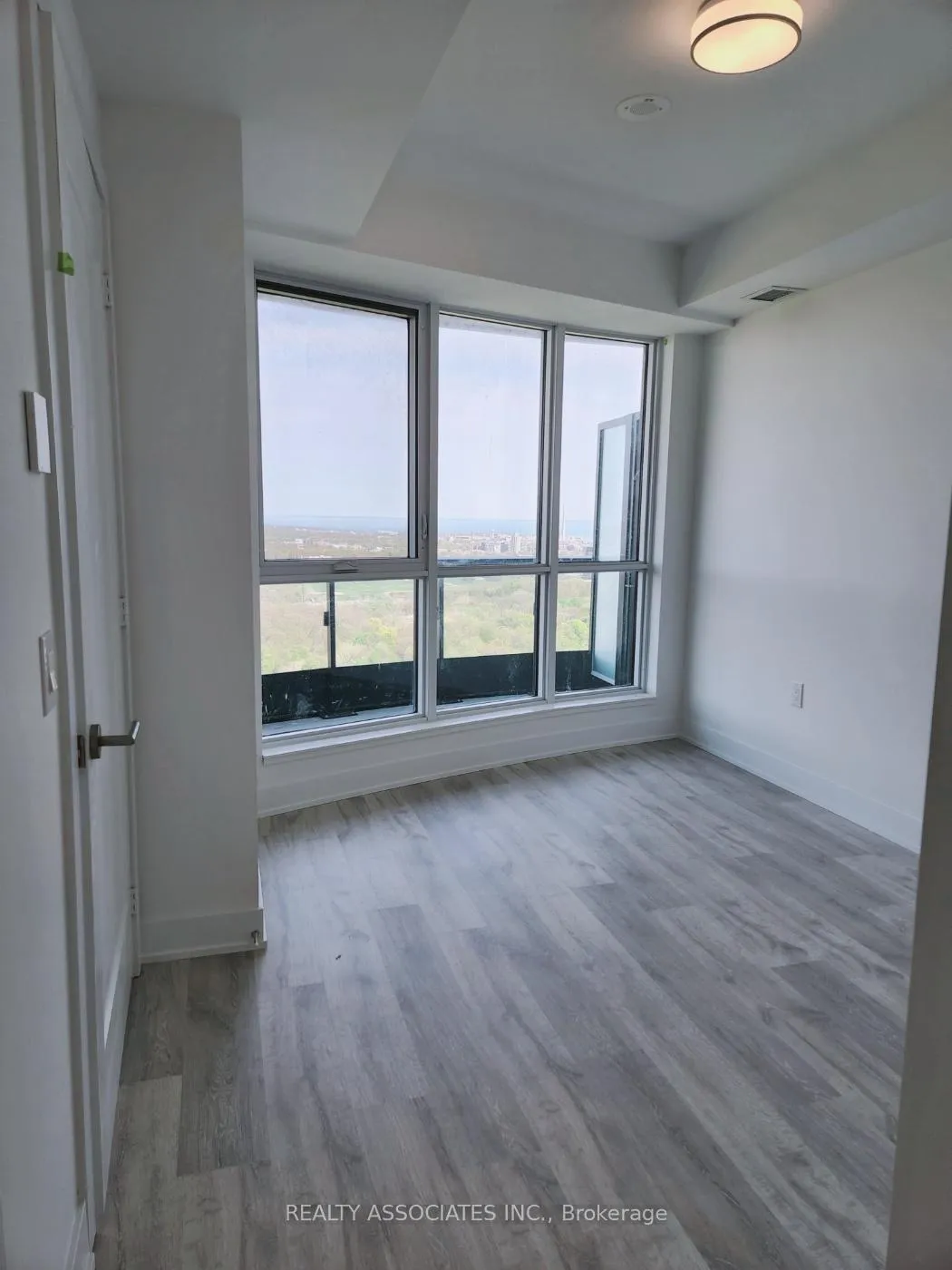 Photo 5 of Unit 2817, 585 Bloor E Street E, Toronto, North St. James Town — HOMEH