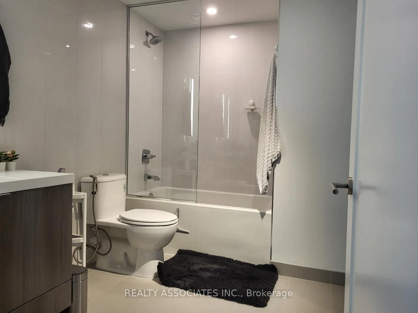 Photo 8 of Unit 2817, 585 Bloor E Street E, Toronto, North St. James Town — HOMEH