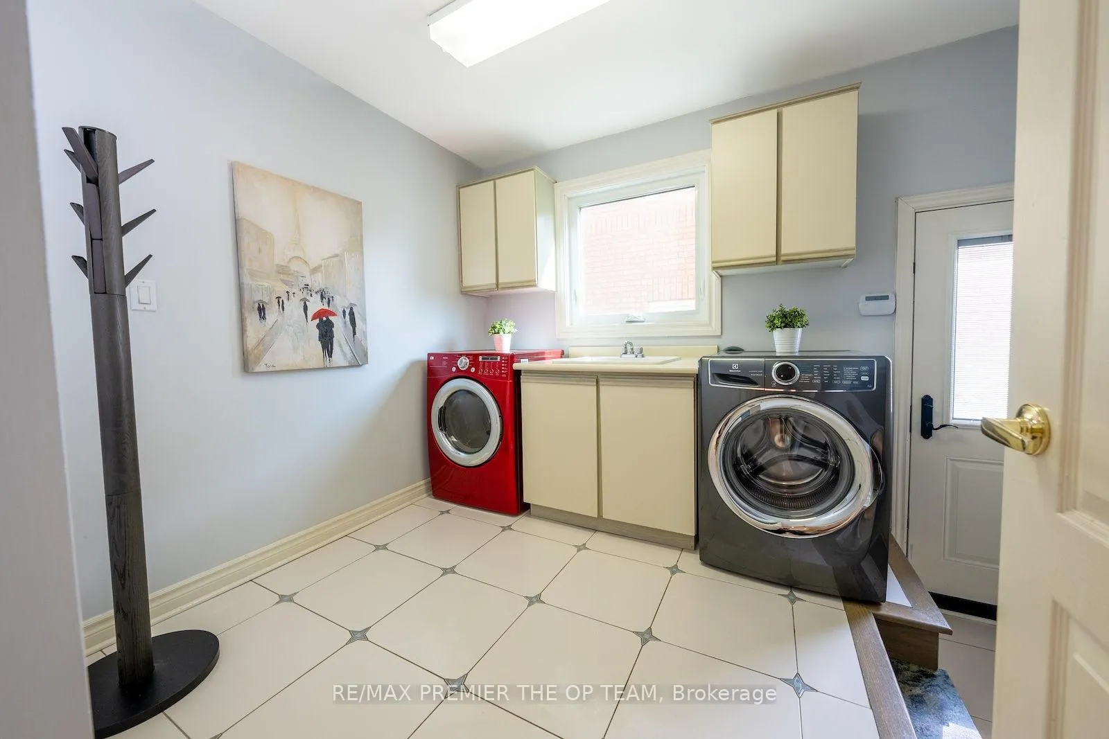 Photo 5 of 182 Clover Leaf Street, Vaughan, East Woodbridge — HOMEH