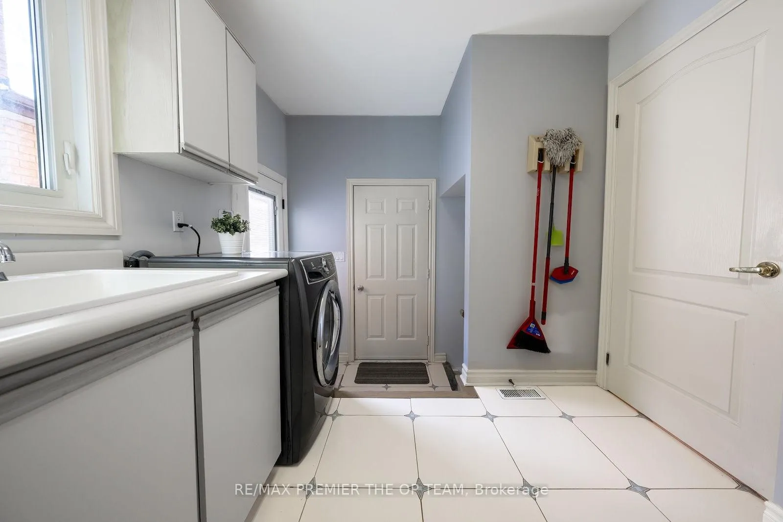 Photo 6 of 182 Clover Leaf Street, Vaughan, East Woodbridge — HOMEH